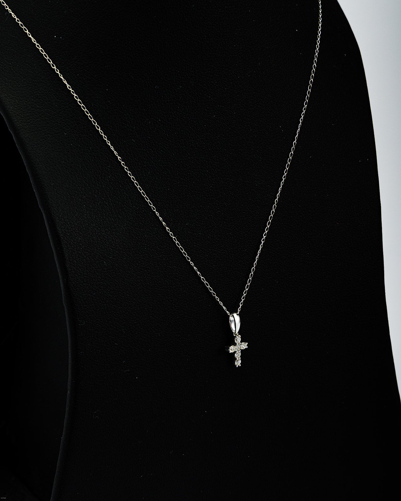 6 Diamonds Cross Pendant in White Gold