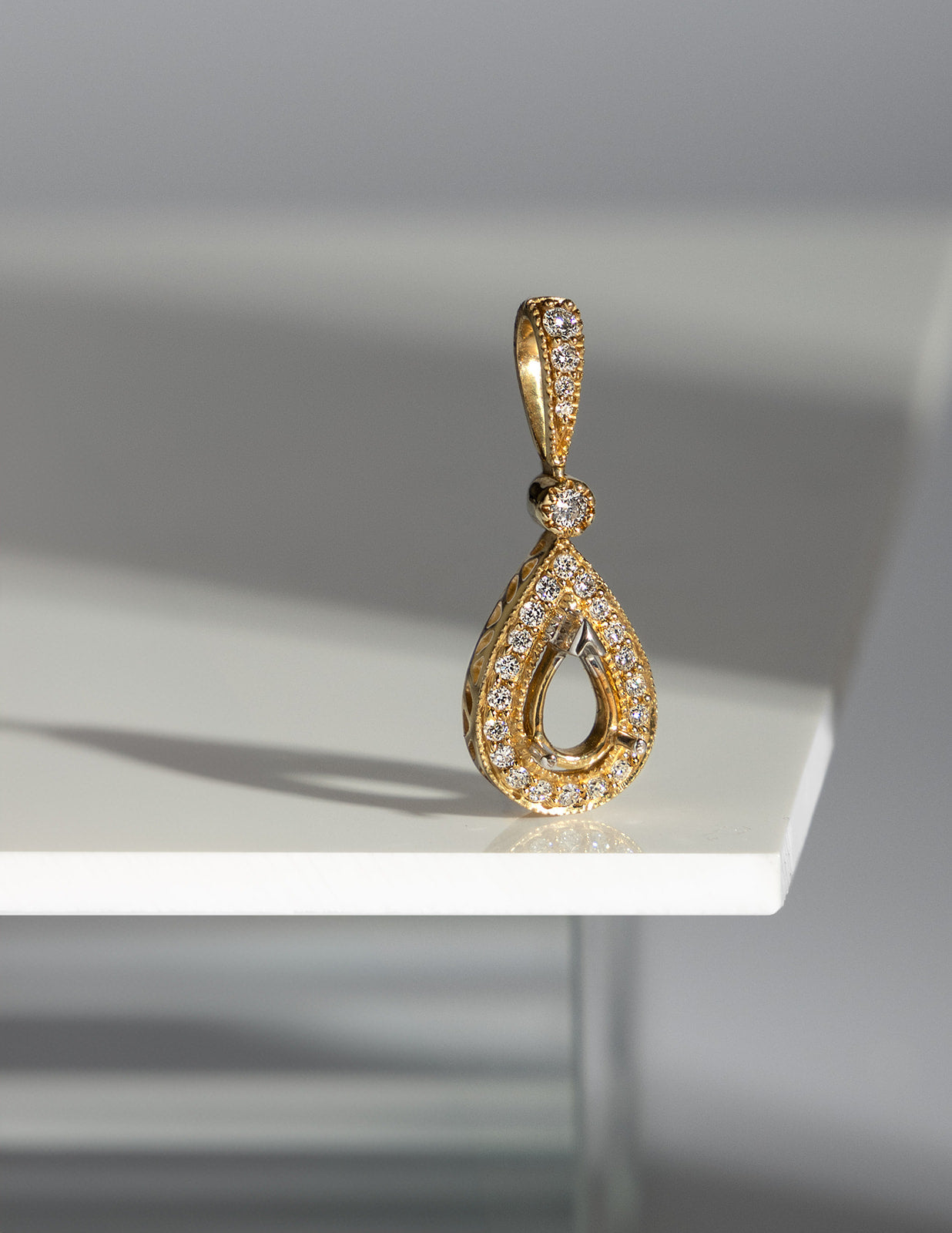 Diamond Tear Semi-Mount for Pear-cut center stone in Yellow Gold