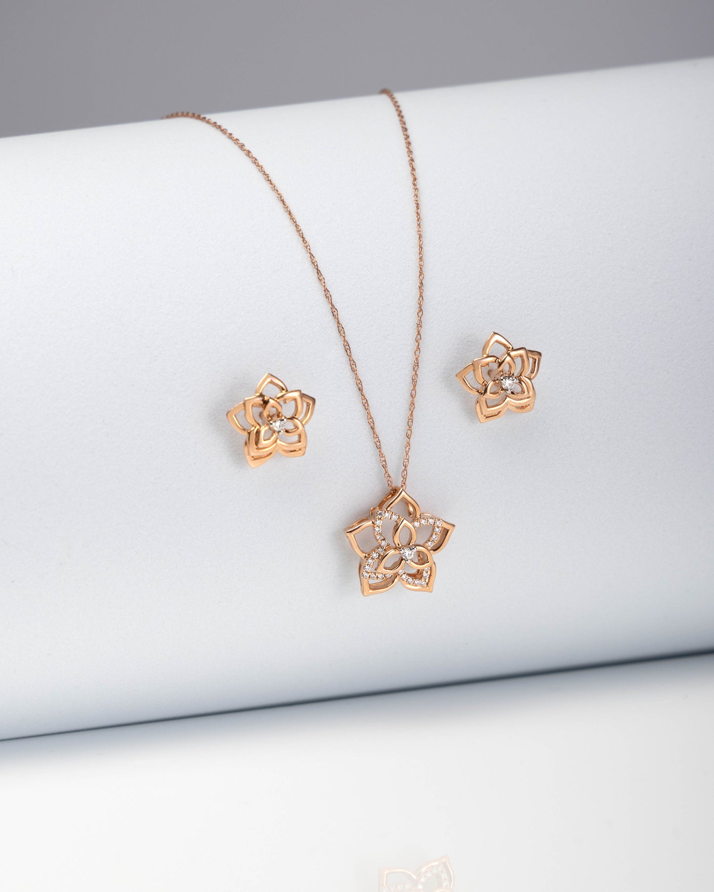 Flower Diamond Pendant with 8-inch Light Rope Chain in Rose Gold