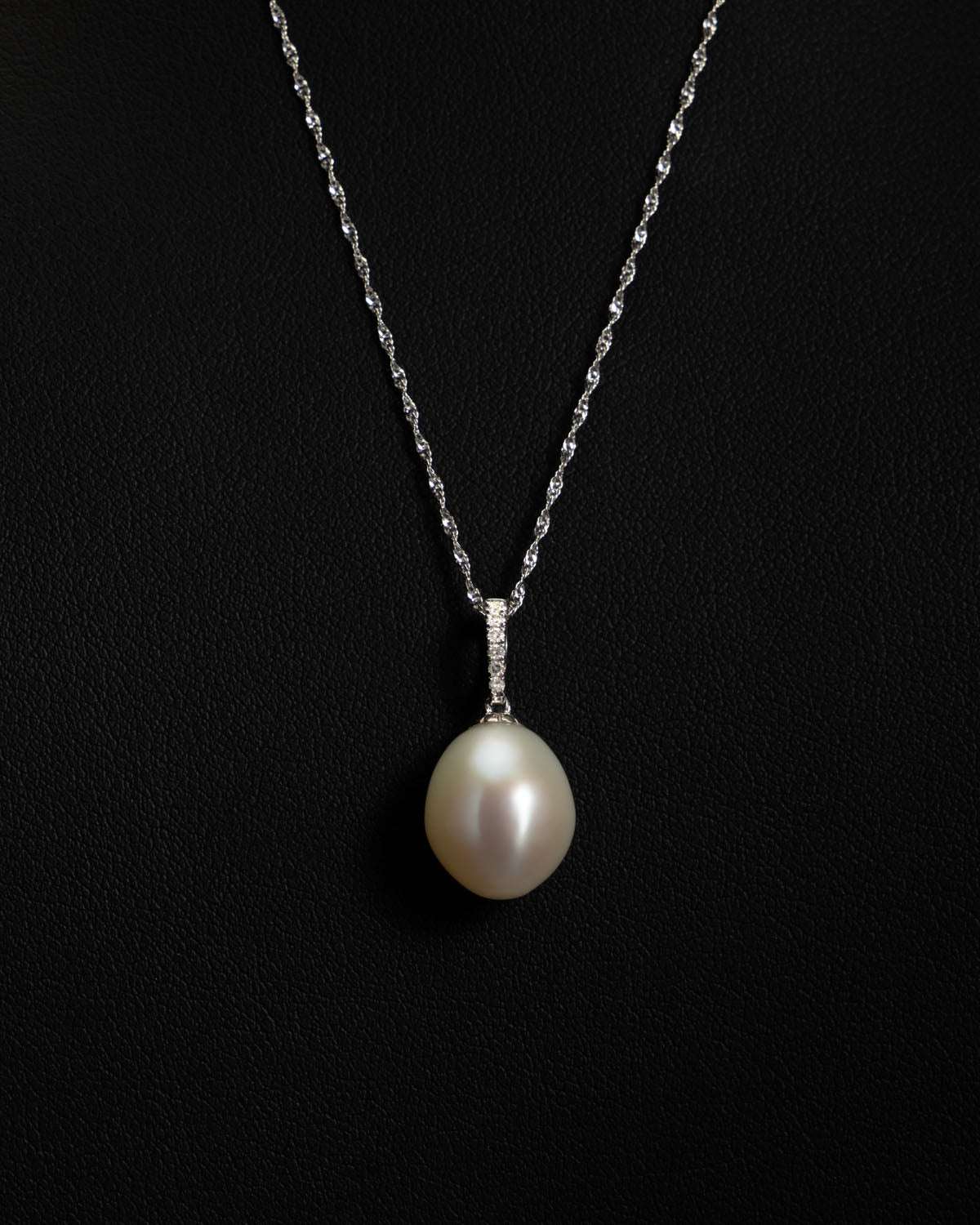 Oval Freshwater Pearl & Diamonds with Chain in White Gold