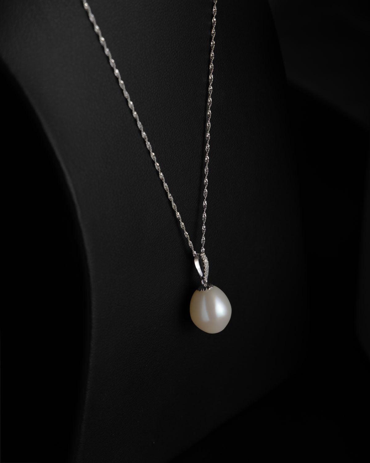 Oval Freshwater Pearl & Diamonds with Chain in White Gold