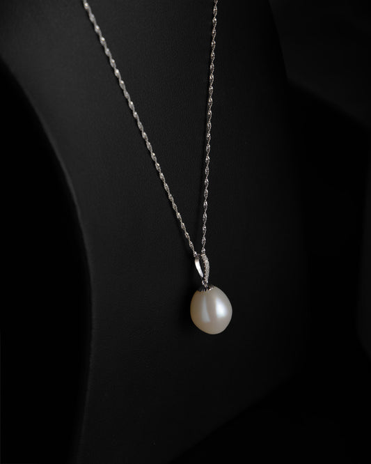 Oval Freshwater Pearl & Diamonds with Chain in White Gold