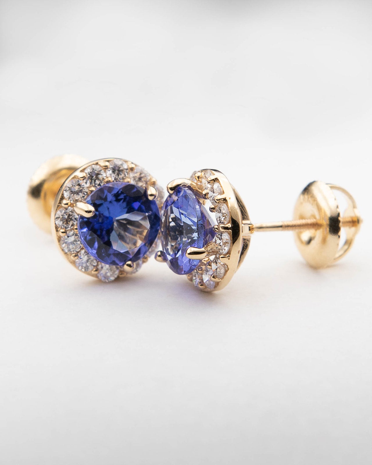 Tanzanite & Diamonds Stud Earrings in Yellow Gold